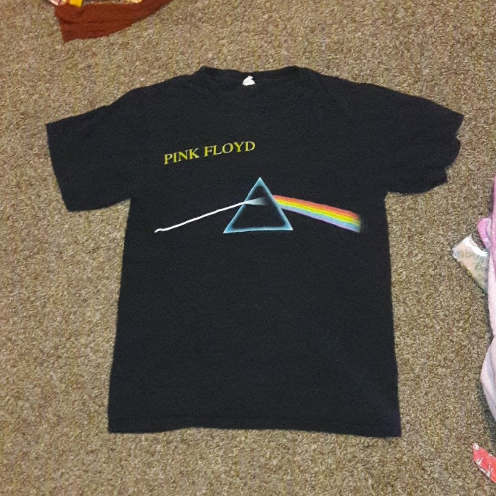 I'm selling this Pink Floyd short sleeve shirt